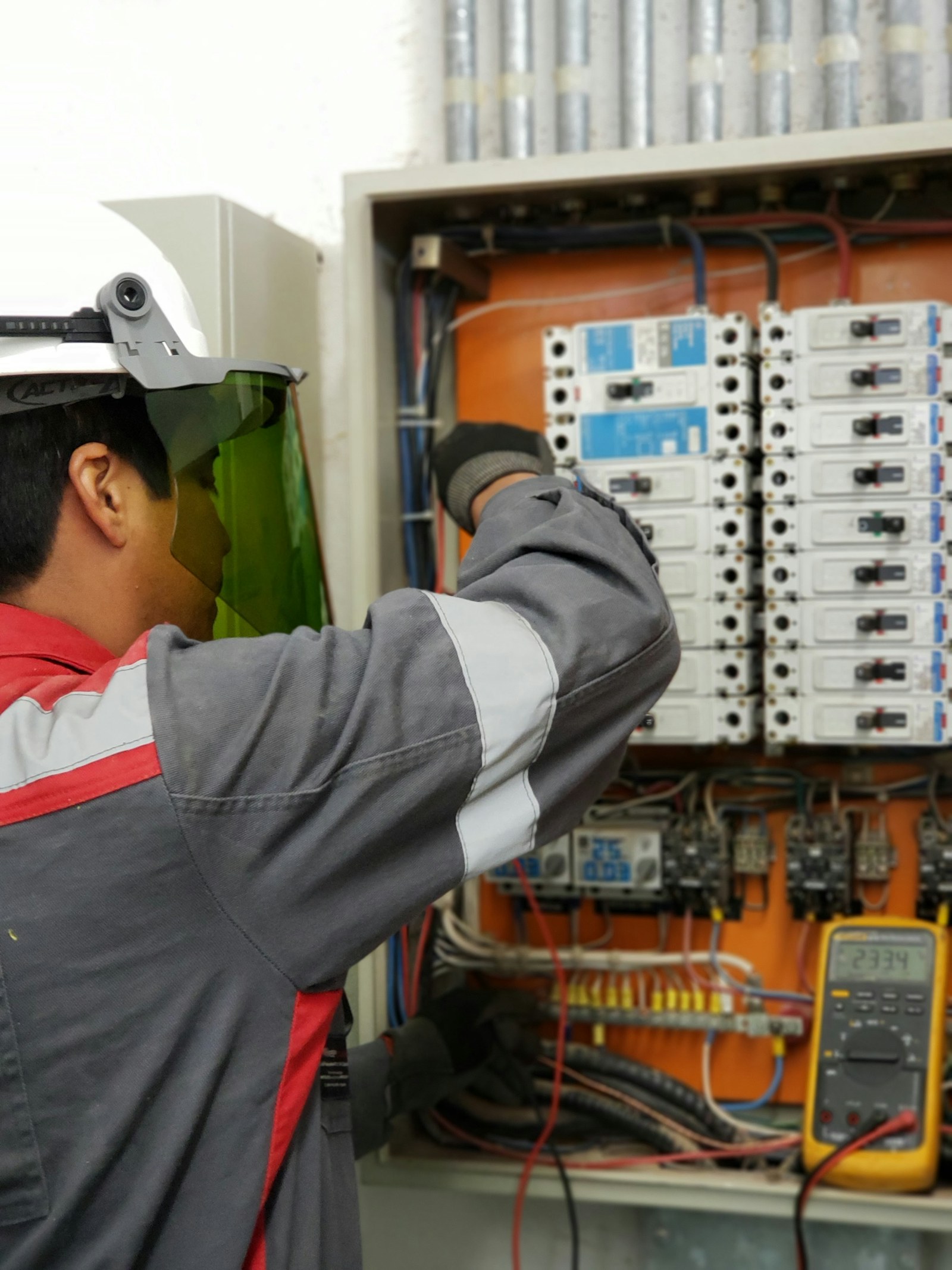 Fotografía de archivo de un técnico inspeccionando un cuadro eléctrico